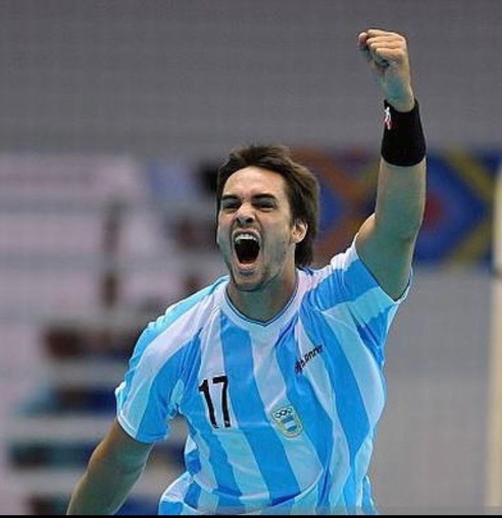 #CumpleSport 
<a href="/dmigueles17/">Damian Migueles</a> el Tero, lateral derecho con señuelo,carnada,cucharita,embarcado o de costa.
Del United Juventud a Polvorines, de Muñiz a V. Paranacito

JJ.PP 2007 y 2011
JJ.OO 2012