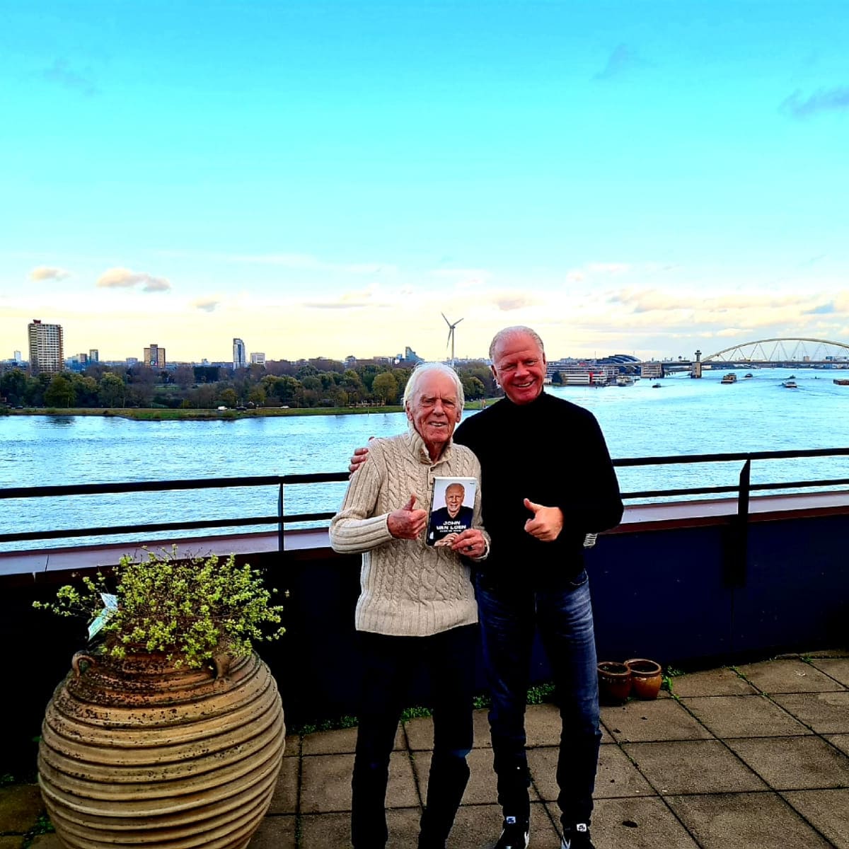 Overhandigen van mijn boek , over de rooie, aan Leo Beenhakker.