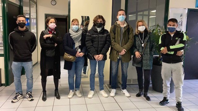 #TousMobilisés #SemaineIndustrie Des jeunes accompagnés dans le cadre de l’#AIJ visitent l’entreprise #Meridies, spécialiste de l’injection plastique. Objectif : découvrir un secteur d’avenir dynamique et innovant! Bravo aux équipes @Poleemploi_oc #Nîmes St Césaire &amp; #7Collines !