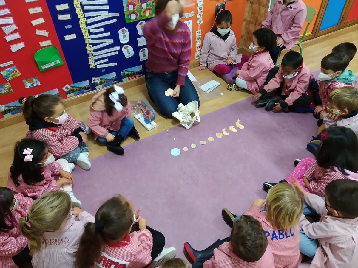 ColegioGesta's tweet photo. 🚼Sabemos que nuestras familias son un tesoro muy importante. Su empuje, sus conocimientos, constituyen parte del equipo que compone nuestra comunidad educativa.

Hoy, Elena, mamá del cole, y Matrona de @astursalud ha realizado en Infantil un maravilloso taller ¿Cómo nacemos?🚼🍼 https://t.co/6ppaIOko7V