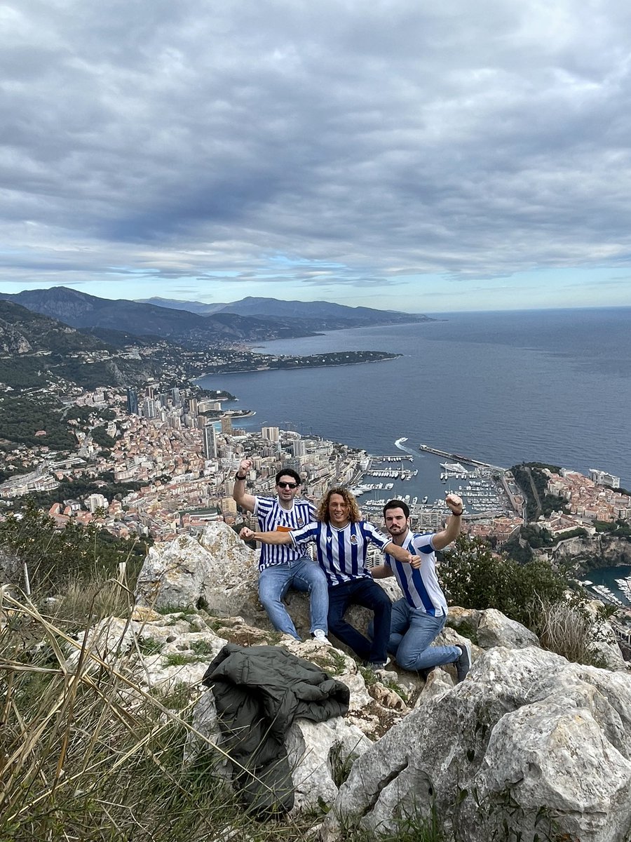 Nous sommes ici. Monako txuriurdin! Aupa <a href="/RealSociedad/">Real Sociedad Fútbol</a> #EuropaTxuriurdin <a href="/AlvaroQuecedo/">Alvaro Quecedo</a> <a href="/gorka_16/">gorka lizaso</a>