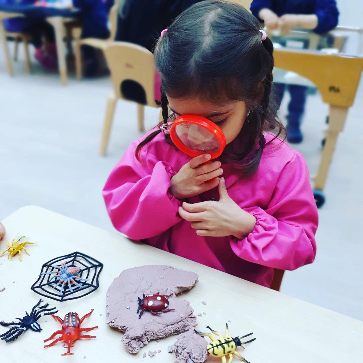 shmarylebone's tweet photo. Swan Class had lots of fun with the Mini Beast and learning their names while exploring them in the play dough with magnifying glasses 🔍🪲🪰🪳🕷 @chatsworthschls @EYChatsworthSch @ChatsworthNurs1 #marylebone #eyfs #nurseryschool #earlyyears https://t.co/jZc4pHXXIU