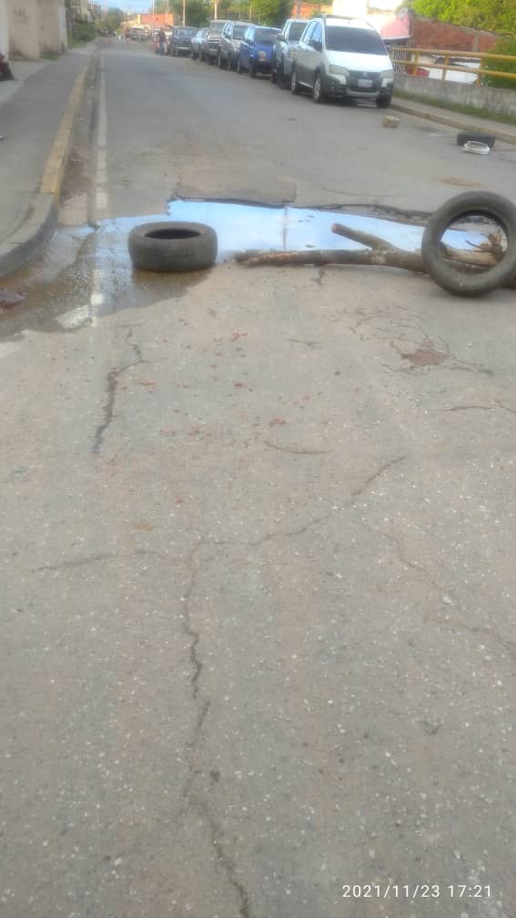 claracamejo's tweet photo. Buenos Días, bote de aguas limpias, al principio de la calle Santa Teresa cruce con Av. Falcón en Santa Teresa del Tuy, ya la calle esta muy deteriorada @HidrocapitalTuy @HidroCapital2 @alcaldiaindep https://t.co/yj4vOY9XjM
