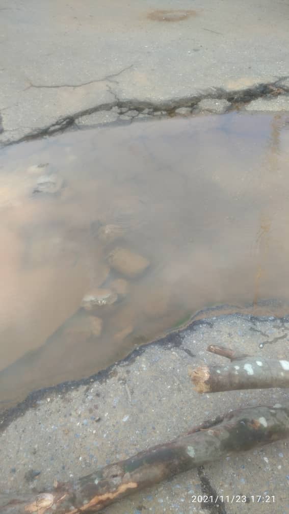 claracamejo's tweet photo. Buenos Días, bote de aguas limpias, al principio de la calle Santa Teresa cruce con Av. Falcón en Santa Teresa del Tuy, ya la calle esta muy deteriorada @HidrocapitalTuy @HidroCapital2 @alcaldiaindep https://t.co/yj4vOY9XjM