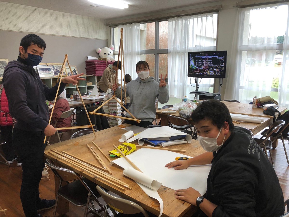asonoakari's tweet photo. 灯物語〜制作〜

さあ！間もなく開催します灯物語🎋
順調に進んでおります！

そして今回は物販もあります！
パーカーやTシャツなど
ここでしか買えないものも！
ぜひお越しくださいネ！

11月27日(土) 18時点火　予定です！

#阿蘇の灯
#灯物語
#南阿蘇
#イベント
#竹灯籠 https://t.co/OZv2J0XObR