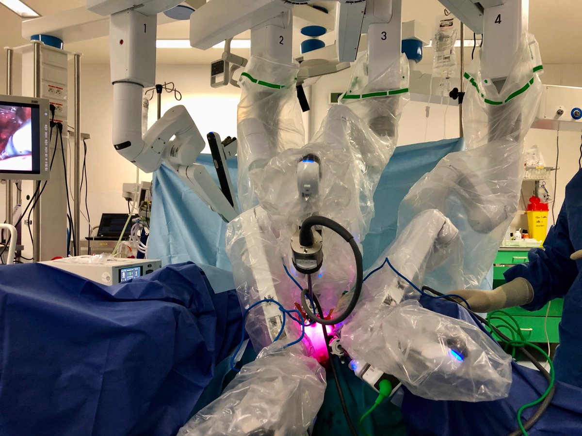 [Reportage 📽️]
Première européenne en gynécologie au <a href="/ChuSaintEtienne/">CHU de Saint-Étienne</a> : association d'un robot et de la technique V-Notes, une technique innovante utilisée par le Professeur Céline Chauleur.
👉 Découvrez le reportage (à partir de 3'25) : bit.ly/3HQaqMD