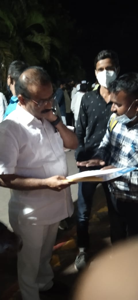 vishnuchavan155's tweet image. @VarshaEGaikwad ताई स्टेट बोर्ड लिपिक भरती २०१९ मधील अजून नियुक्त्या झाल्या नाहीत. आपण वारंवार सूचना देवून ही अधिकारी गरीब मुलांना त्रास देत आहेत. अनेक मुल आता आत्महत्या चा विचार करत आहेत. सर्व हतबल झाले आहेत. @AjitPawarSpeaks न्याय द्या.