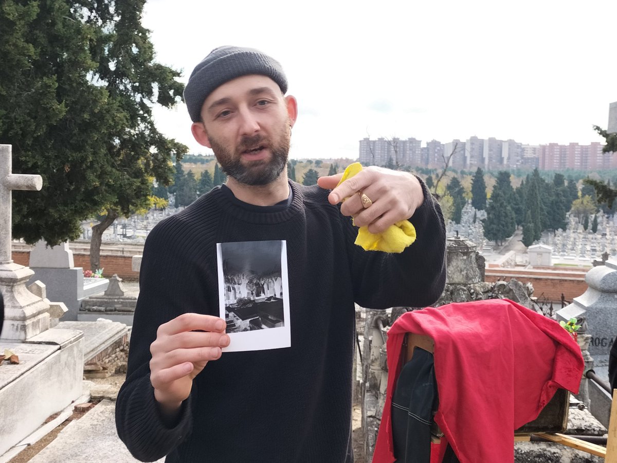 FundacionLito's tweet photo. Alberto Cañizares, fotógrafo minutero @ECOCAM_FOTO realiza la foto de grupo en el 135 aniversario de la muerte de #JeanLaurent en el homenaje organizado en el Festival Cultural Robert Capa Estuvo Aquí. https://t.co/aa6QNdcvbU