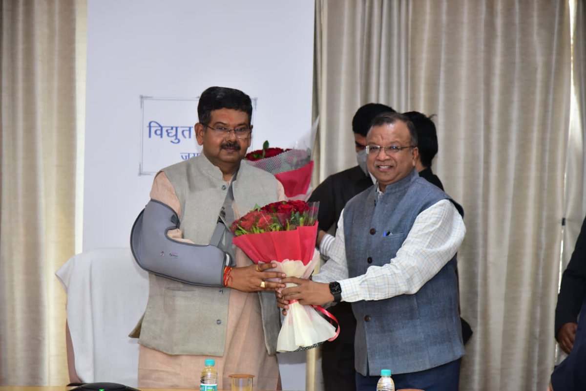 BSBhatiInc's tweet photo. विद्युत भवन जयपुर में आज राजस्थान ऊर्जा विभाग की प्रथम समीक्षा बैठक ली, जिसमें विभाग द्वारा राज्य में ऊर्जा विभाग से संबंधित विस्तृत प्रेजेंटेशन प्रस्तुत किया गया। https://t.co/rT9dFuIEi9