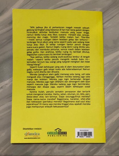 Bermula dari pertanyaan "Apakah orang yang mati akan menjadi hantu?"
Mengusik Otto Sukatno CR untuk menulis buku ini.
Buku Sejarah Hantu, harga Rp 65rb.