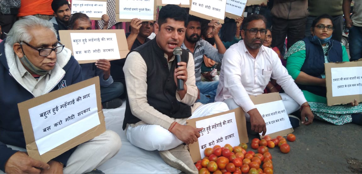INC_Television's tweet photo. टमाटर 100 रुपये पार।
चंडीगढ़ में कांग्रेस कार्यकर्ताओं ने टमाटर लेकर प्रदर्शन किया। https://t.co/5dwu00tAp9