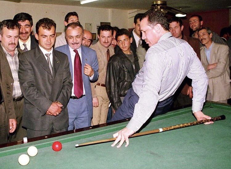bakınız bu fotoğraf türk siyasi tarihinin özetidir. kurallarını bilmediği bir oyunu iyi biliyormuş gibi oynuyorlar ve herkesi inandırıyorlar. etrafında olan zeka küpleri de toplanmış izliyor ama biri de çıkıp demiyor ki: “3 top bilardoda, kırmızı topa vurulmaz”