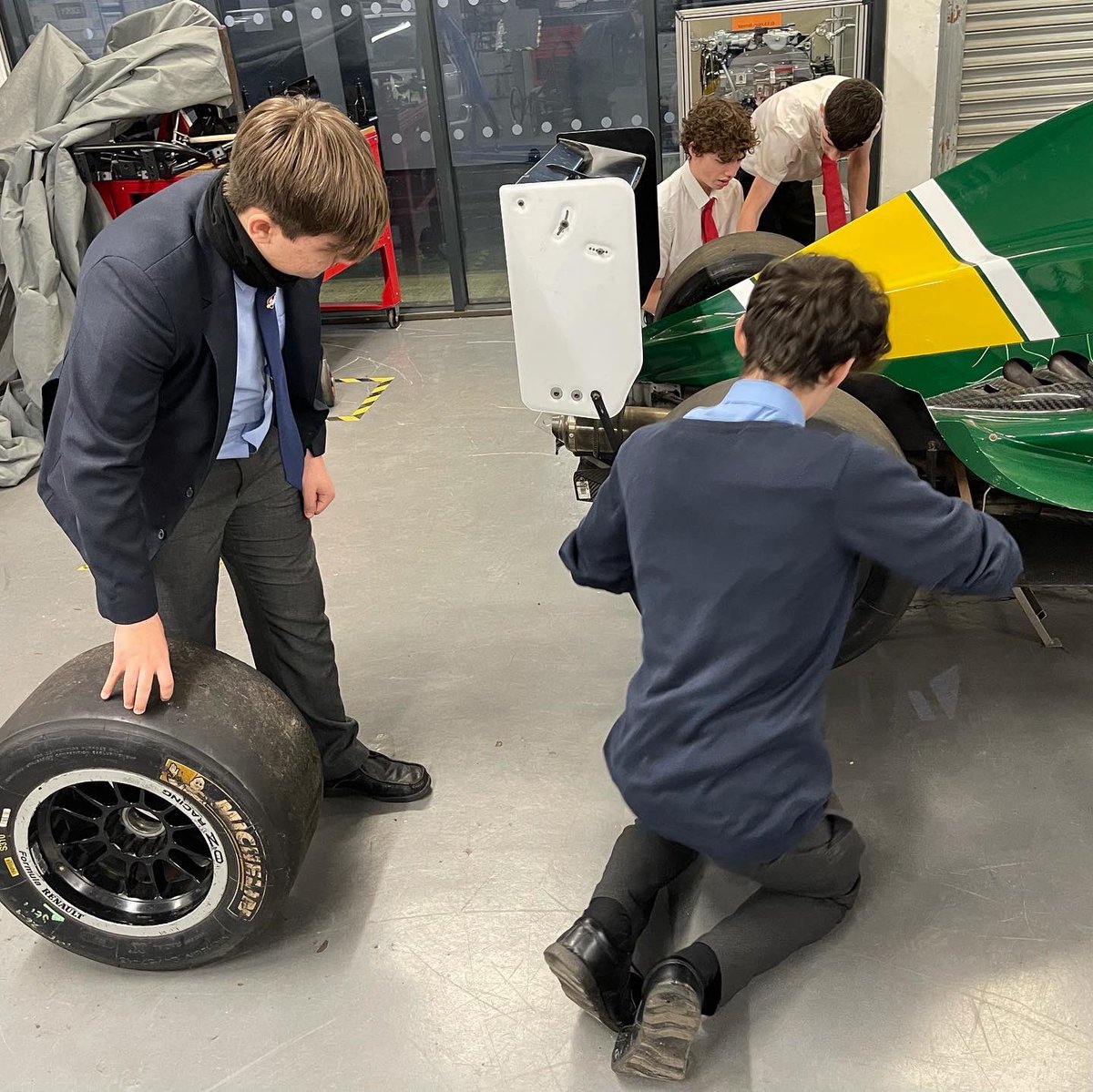riversidecoll's tweet photo. It was great to welcome Year 11 pupils from @OATChadwick, @StsPnP and @stchadsschool to our Motorsport mini-links session yesterday!

We hope you all had a great time working with our Motorsport staff and students on our Formula Renault racing car.

See you all again soon 😀 https://t.co/wFB27Komui