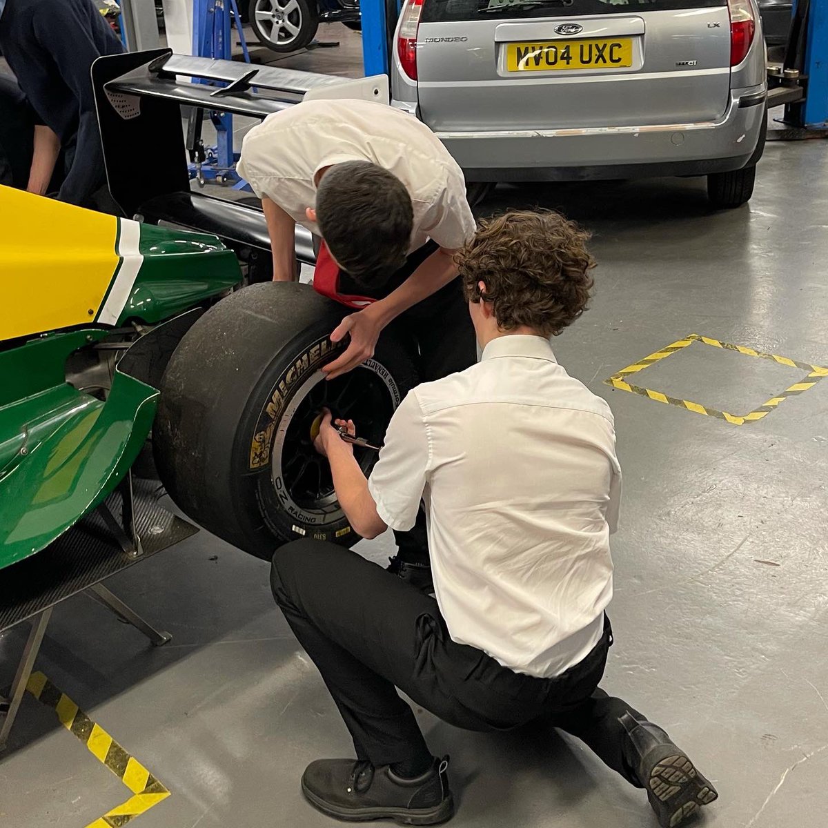riversidecoll's tweet photo. It was great to welcome Year 11 pupils from @OATChadwick, @StsPnP and @stchadsschool to our Motorsport mini-links session yesterday!

We hope you all had a great time working with our Motorsport staff and students on our Formula Renault racing car.

See you all again soon 😀 https://t.co/wFB27Komui