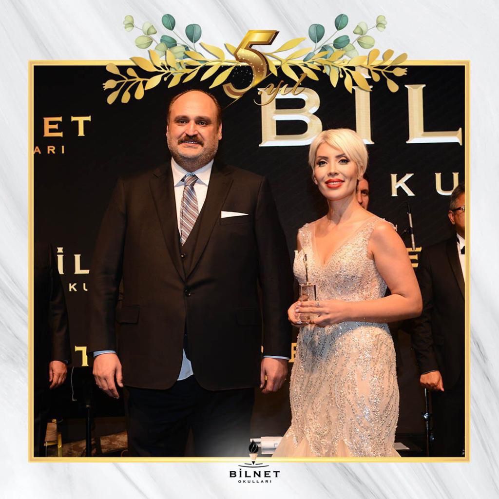 Bilnet Okullarının kuruluşunun 5.yılına özel düzenlenen gecede Genel Müdürümüz Sn. Zehra Sağ plaketini Bilfen Şirketler Topluluğu Yönetim Kurulu Başkan Vekili Sn. Fatih Öztürk’ün elinden aldı.

#bilnetokulları #5yıl #öğretmenlergünü