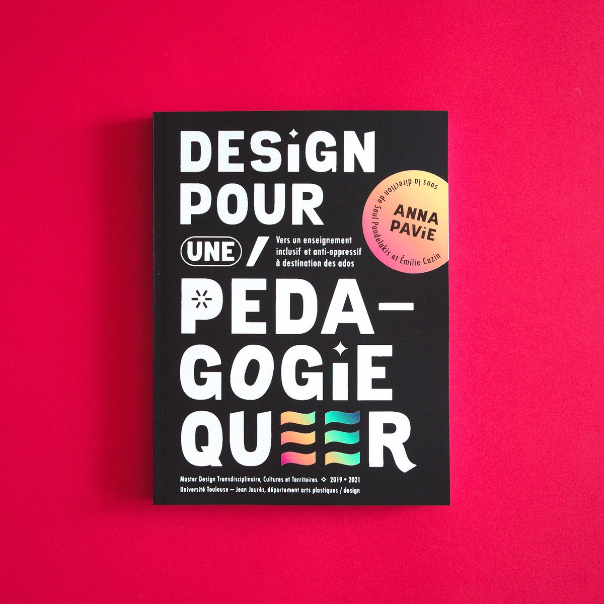 AnnaPavie's tweet photo. Mon mémoire de master 2 – Design pour une pédagogie queer – est désormais accessible à la lecture sur mon site 👉 https://t.co/ytoulJuETF (onglet recherche) #pedagogiequeer #pedagogiecritique #recherchedesign #memoiredesign #designpedagogique https://t.co/l340fXcG3r