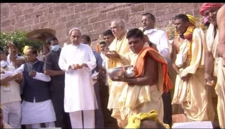 PujaSuchitra's tweet photo. ଆଜି ମାନ୍ୟବର ମୁଖ୍ୟମନ୍ତ୍ରୀ ଶ୍ରୀ ନବୀନ ପଟ୍ଟନାୟକ ପରିକ୍ରମା ପ୍ରକଳ୍ପର ଶିଳାନ୍ୟାସ କରିଛନ୍ତି । ରୂପାନ୍ତର କାର୍ଯ୍ୟ ଶ୍ରୀମନ୍ଦିରକୁ ନୂଆ ରୂପ ଦେବ । ମହାପ୍ରଭୁଙ୍କ ପରମ ଭକ୍ତ ଆମ ପ୍ରିୟ ମୁଖ୍ୟମନ୍ତ୍ରୀଙ୍କ ପାଇଁ ଏହା ସମ୍ଭବ ହୋଇପାରିଛି । 
Naveen Patnaik
CMO OdishaJai
#sj_ranendra_pratap_swain
@rajaaswain https://t.co/tBq2RXYRlp