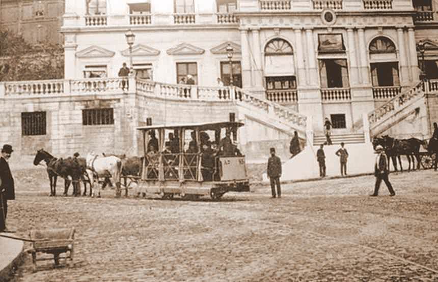 6. Daire İsmi Nereden Geliyor 🔎

1850'lerde Paris belediyesinden ilham alınarak, Beyoğlu ilk kez modern belediyecilik aşamasına geçmiş ve oradaki dairenin adını almıştı

👉Beyoğlu Belediyesi bugün de bu statüyü kullanılır; "6. Daire!.." O zamanki adıyla, "daire-i sadise!."