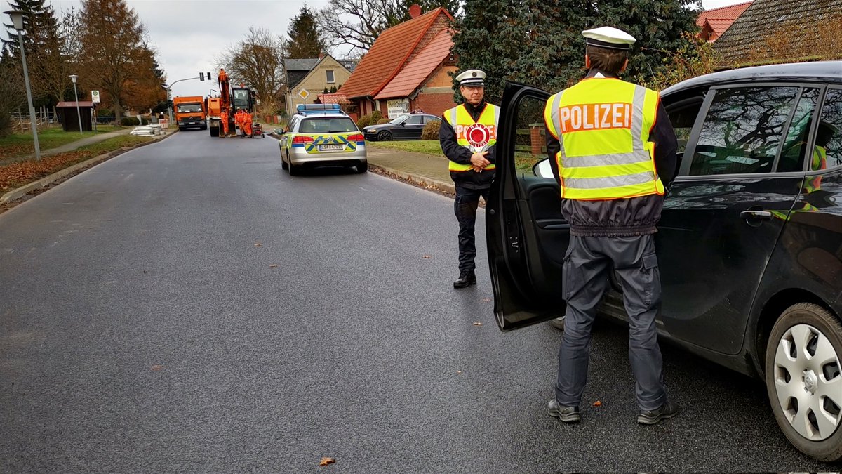 Polizei_SDL's tweet photo. Trotz eindeutiger Beschilderung ⭕ und großer Baumaschinen versuchen es einige Autofahrer*innen immer wieder durch die #Baustelle auf der #B71 in #Cheine zu fahren.
Die #Polizei #Salzwedel hat daher ein besonderes Auge auf diese Verkehrsverstöße und ahndet konsequent. https://t.co/rOI671aySS