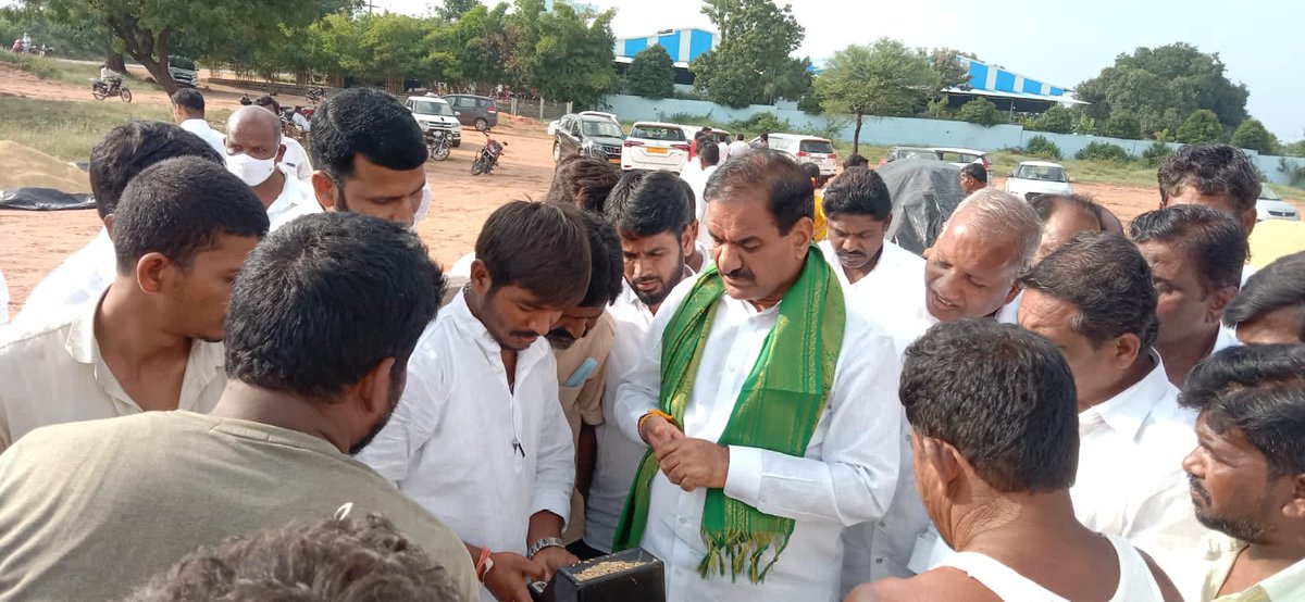 Rkyadav3696's tweet photo. తడిసిన ధాన్యం…
ప్రతి గింజా కొనేవరకూ…
పోరు ఆగదు
కల్లాలలోకి #కాంగ్రెస్ కార్యక్రమం��ో భాగంగా #మంచాల మండలంలో రైతులతో ముఖాముఖి & #MRO గారికి వినతిపత్రం అందజేత
@MalreddyRangar1
#JanJagranAbhiyan
#PrajaChaitanyaYatra
#PolamoniRamakrishnaYadav
#MalreddyRangareddy #Ibrahimpatnam #Manchal https://t.co/DZt5MtOh7X