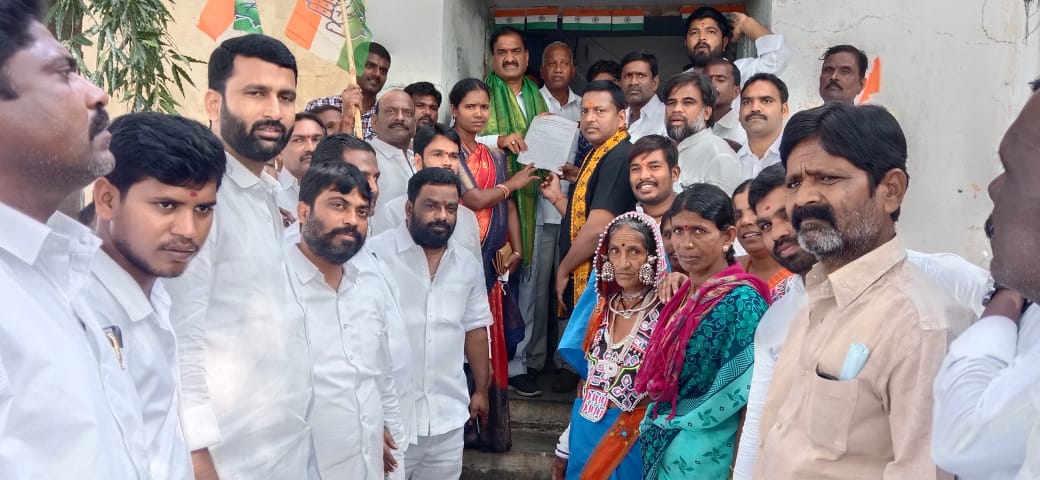 Rkyadav3696's tweet photo. తడిసిన ధాన్యం…
ప్రతి గింజా కొనేవరకూ…
పోరు ఆగదు
కల్లాలలోకి #కాంగ్రెస్ కార్యక్రమం��ో భాగంగా #మంచాల మండలంలో రైతులతో ముఖాముఖి & #MRO గారికి వినతిపత్రం అందజేత
@MalreddyRangar1
#JanJagranAbhiyan
#PrajaChaitanyaYatra
#PolamoniRamakrishnaYadav
#MalreddyRangareddy #Ibrahimpatnam #Manchal https://t.co/DZt5MtOh7X