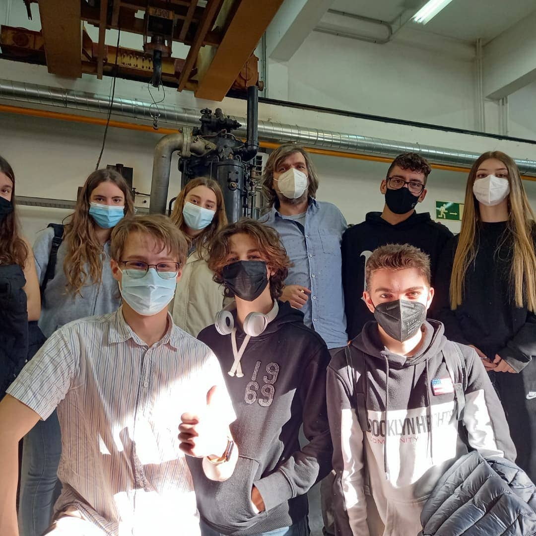 PratEducacio's tweet photo. I per acabar la #SC21CAT, visita a la UPC! 🙌🏼
Com a colofó de la Setmana de la Ciència, els alumnes s’han endinsat a la Universitat Politècnica de Catalunya per conèixer de prop els estudis tecnològics que s’hi desenvolupen: enginyeria, informàtica i entrevista 🚂
#SomPrat https://t.co/kxV9o4ZJxx