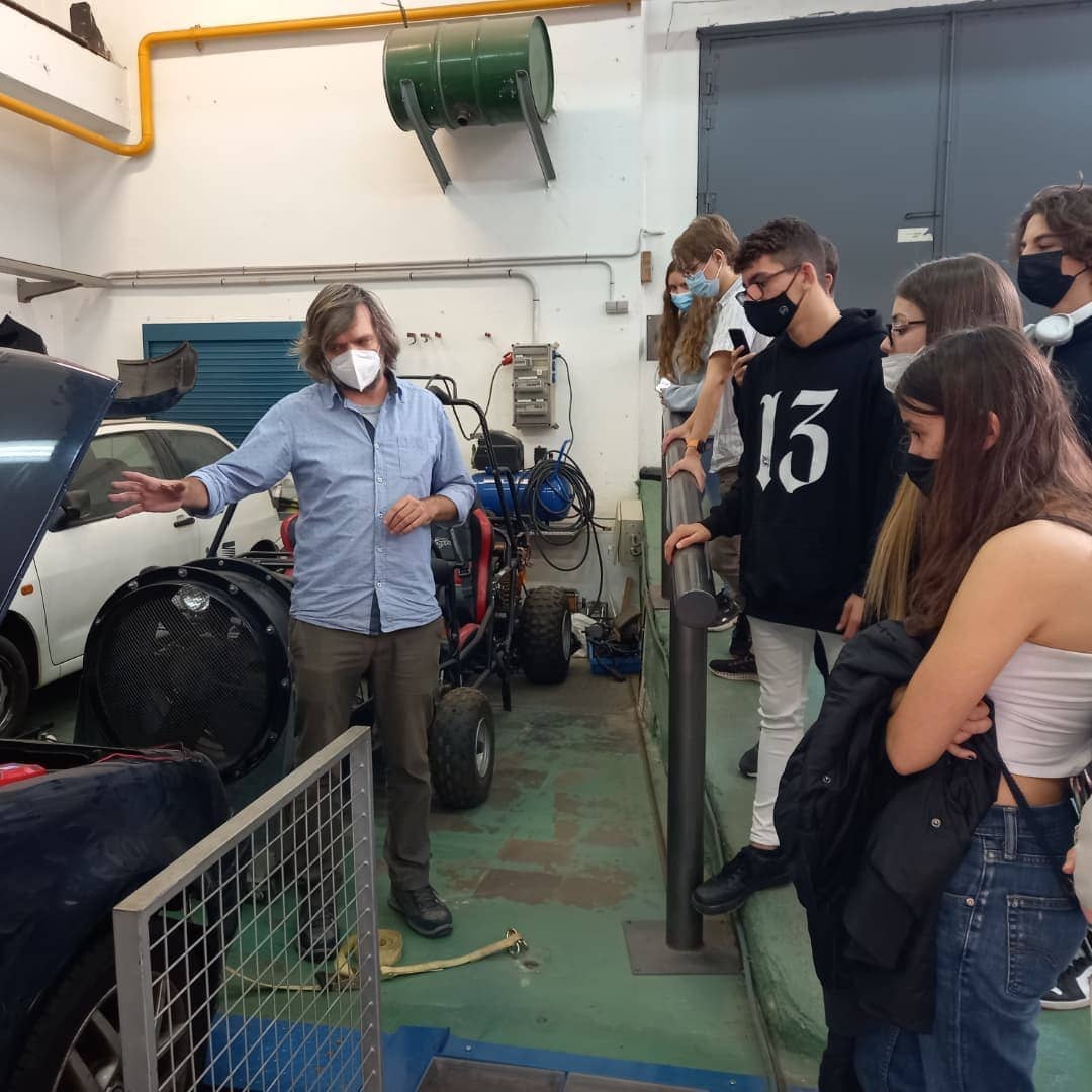PratEducacio's tweet photo. I per acabar la #SC21CAT, visita a la UPC! 🙌🏼
Com a colofó de la Setmana de la Ciència, els alumnes s’han endinsat a la Universitat Politècnica de Catalunya per conèixer de prop els estudis tecnològics que s’hi desenvolupen: enginyeria, informàtica i entrevista 🚂
#SomPrat https://t.co/kxV9o4ZJxx