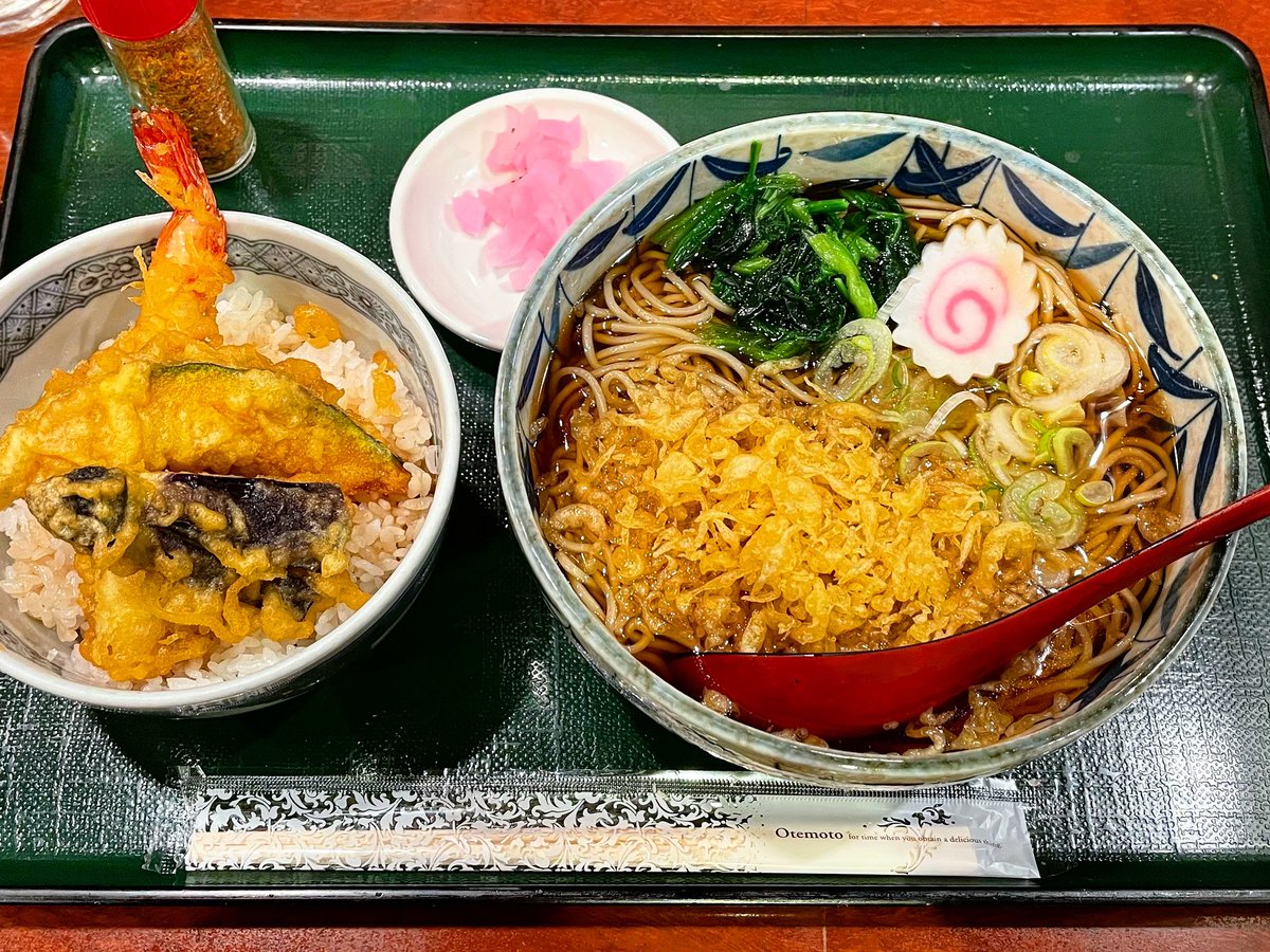 今日のランチは横浜駅ポルタ「麺房八角」でたぬきそば天丼セット🍴 初めて入ったお店だけどなかなかおいしかったです😊 ポルタのお店もけっこう様変わりしましたね〜