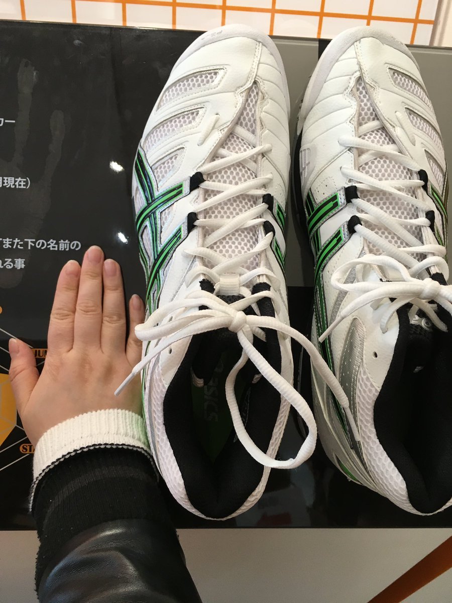 n5j4p9's tweet photo. ハイキューストア靴とか手形とか展示されてたね〜👟靴めっちゃデカかった https://t.co/oQLBUVYpVm