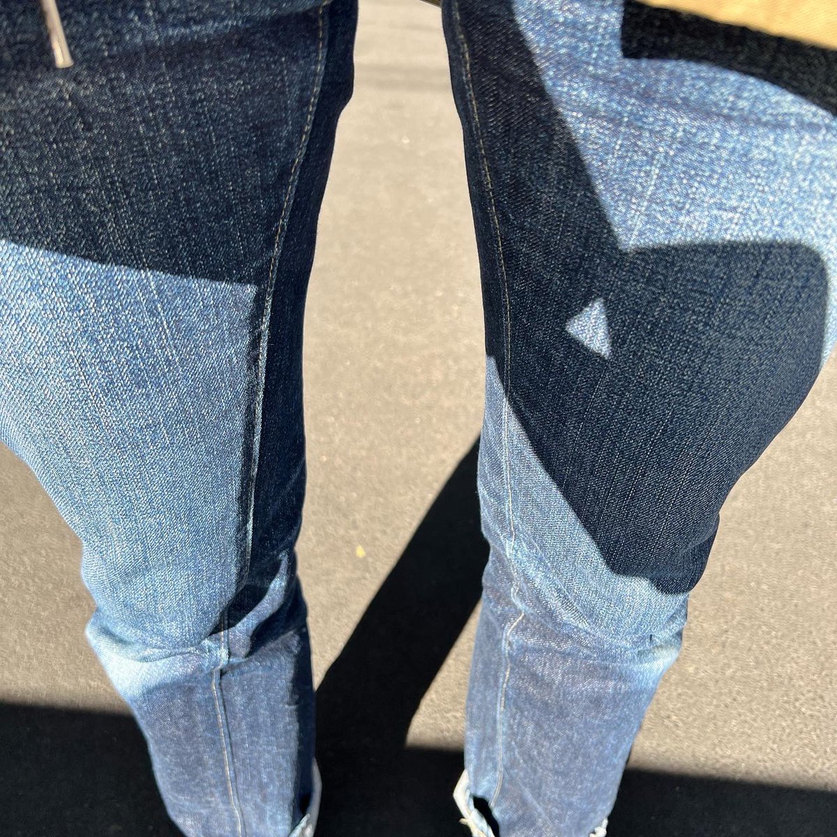 Angus_Ogawa's tweet photo. イトジー601、2019.11.23に購入して、2年経過。ワンウォッシュから見事にここまで育ってくれました！アタリの入り方から太ももから膝の色落ちが特にお気に入りです！
これからも育てます！　#eightg #601 #ジーパンセンターサカイ #ジーンズ好きと繋がりたい https://t.co/2T7TyE0Y09