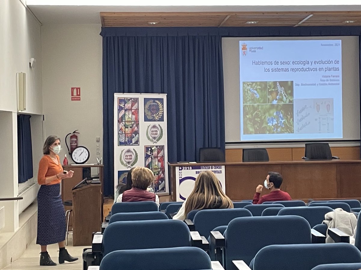 nachofelpete's tweet photo. La Dra. Ferrero @victoferrero nos explica en @unileon su trayectoria profesional ligada al #sexo de las plantas y a su interacción con los #polinizadores. Morfología floral y adaptación hacia su éxito reproductor. https://t.co/3WOdBU6M8P
