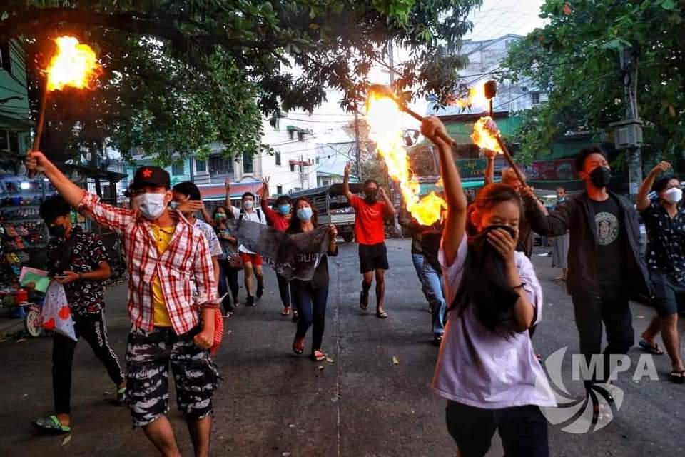 LeeDam_3's tweet photo. In #Yangon, young people marched in full force, carrying torches to overthrow the terrorist military council.
LEGALIZATION OF NUG
#Nov24Coup   
#WhatsHappeningInMyanmar https://t.co/FxRejv4GMn