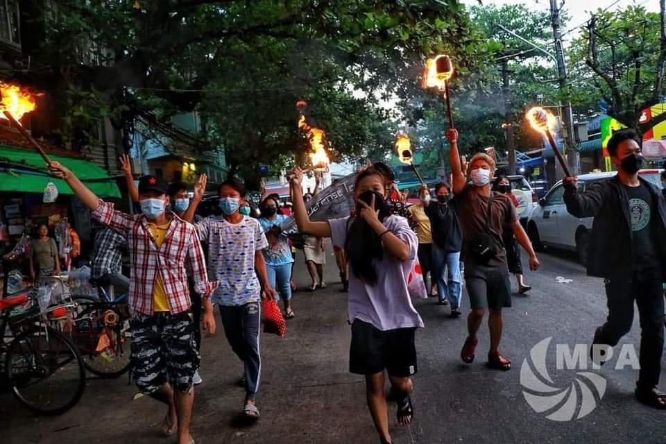 LeeDam_3's tweet photo. In #Yangon, young people marched in full force, carrying torches to overthrow the terrorist military council.
LEGALIZATION OF NUG
#Nov24Coup   
#WhatsHappeningInMyanmar https://t.co/FxRejv4GMn