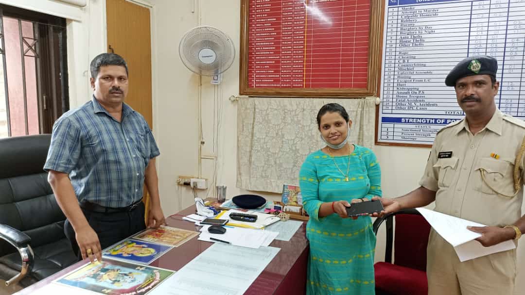 spnorthgoa's tweet photo. When a mobile is stolen or lost most people have little hope of getting their phones back. North #goapolice is trying to change that. In a new drive we have recovered 13 lost or stolen phones in the last fortnight and returned to their owners. https://t.co/23uHd2N2P8
