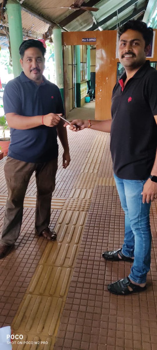 spnorthgoa's tweet photo. When a mobile is stolen or lost most people have little hope of getting their phones back. North #goapolice is trying to change that. In a new drive we have recovered 13 lost or stolen phones in the last fortnight and returned to their owners. https://t.co/23uHd2N2P8