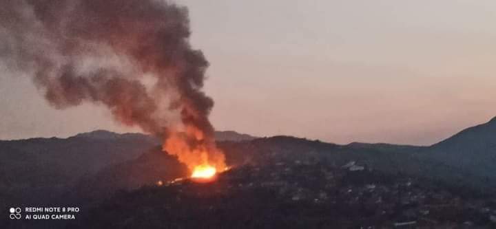 Magnetize17's tweet photo. Thantlang ❗❗

 Some houses have been on fire since 4 pm
#whathappeninginmyanmar 
#RejectMilitaryCoup https://t.co/j6fiaAtRdK