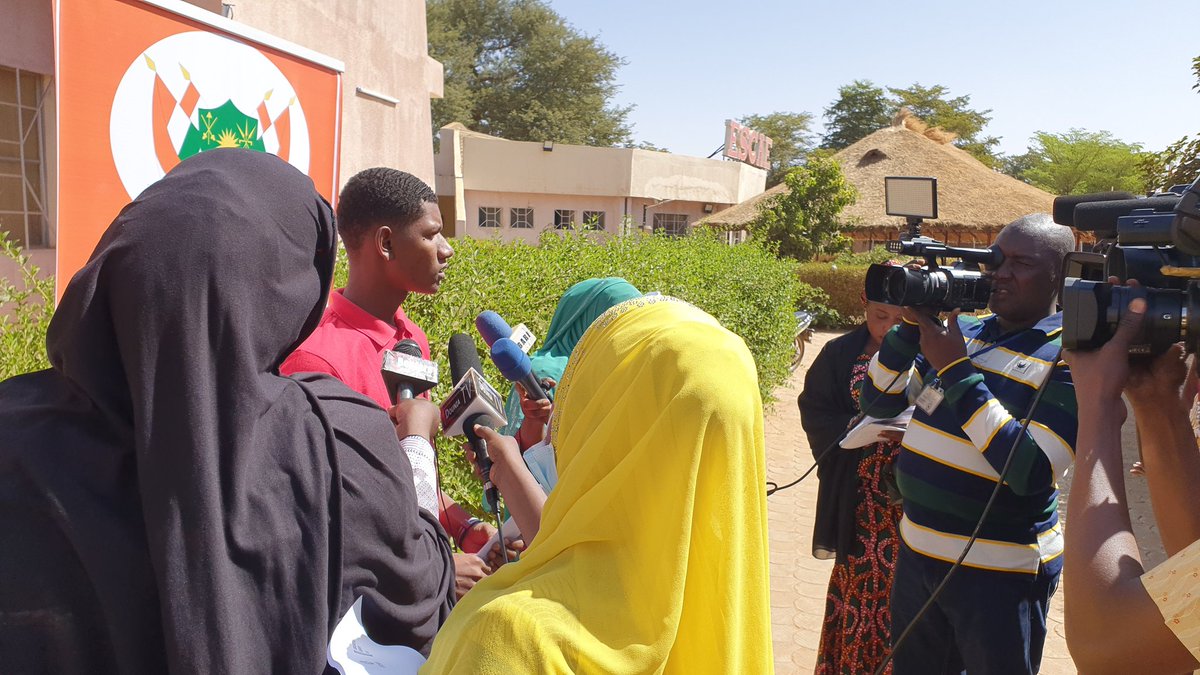 Onc_niger's tweet photo. Le CSC dans le milieu estudiantin.
Pour se faire mieux connaître , le CSC a initié une série de rencontres dans les établissements d'enseignement. #ESCAE, Ecole des Cadres et #Suisse UMEFS . Merci à l'Ambassade du #Danemark et #Oxfam IBIS pour la réalisation de cette activité https://t.co/ftKfL1Cdsw