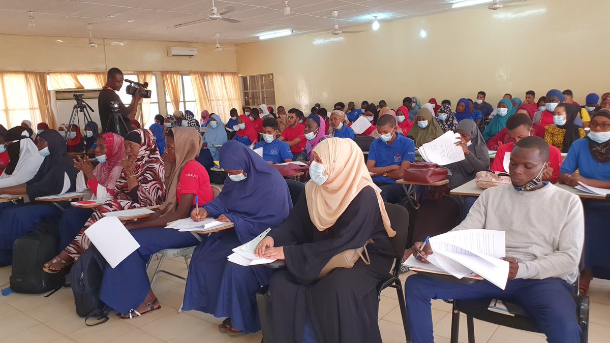 Onc_niger's tweet photo. Le CSC dans le milieu estudiantin.
Pour se faire mieux connaître , le CSC a initié une série de rencontres dans les établissements d'enseignement. #ESCAE, Ecole des Cadres et #Suisse UMEFS . Merci à l'Ambassade du #Danemark et #Oxfam IBIS pour la réalisation de cette activité https://t.co/ftKfL1Cdsw