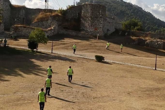 MirelaKumbaro's tweet photo. Në #Berat📍, Kalaja🏰 shëmtohet dhe ne turpërohemi nga qeset dhe shishet që hidhen në cepat e bedenave shekullore 😓 
Të kishin gojë e sigurt që nuk do të lëngonin për përballimin e luftërave me top, por për betejat e gjata me mbetjet që as i kishin çuar nëpër mend 🗑️💭‼️ https://t.co/scZlCFIjSp