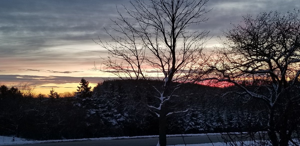 oldfarmgirlKA's tweet photo. Last night n this morning's masterpieces...
If you don't feel blessed or fortunate to enjoy nature's ever changing views, ask yourself why
#WorklessWednesday coming in gorgeous n cold on the hill https://t.co/jlUEGMuo1M