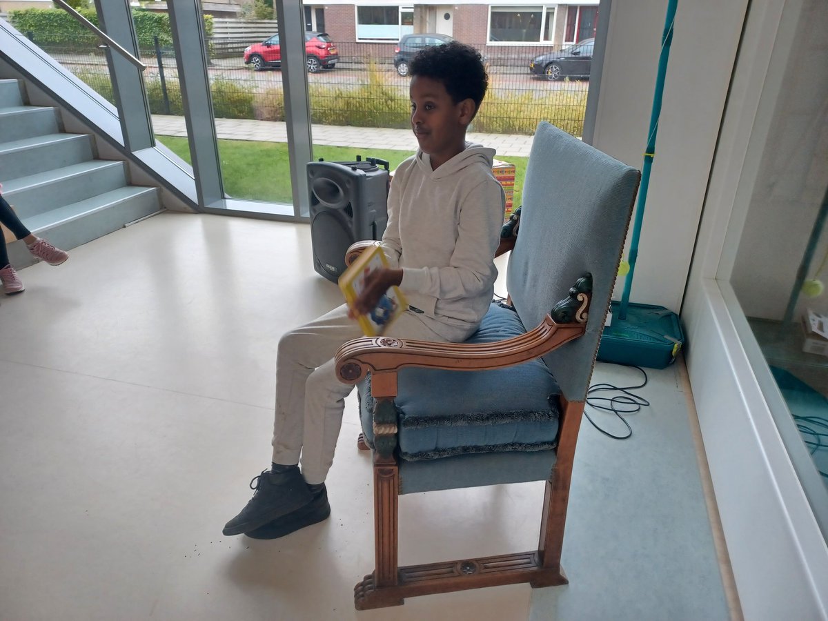 Onder waarderend oog van de jury (o.a. Johan Magré, raadslid D'66 en Esther Oskam bibliotheek) heeft Nermine Ibrahim uit groep 7 de Voorleeswedstrijd van ons IKC gewonnen. Een oorkonde, een boekenbon van de Toverlantaarn en een groot applaus waren haar deel. Gefeliciteerd!