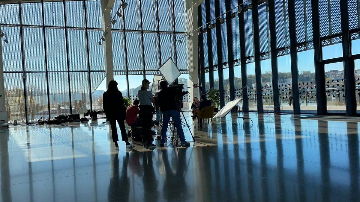 thewarroomblog's tweet photo. Esta noche a las 21:45 en @euskaltelebista estaremos viendo la entrevista que @ArantzaRM ha hecho a Iván Redondo. Aquí dejamos unas fotos del #Making_of en #Donosti 📹🎤 https://t.co/lr12m9aG4w