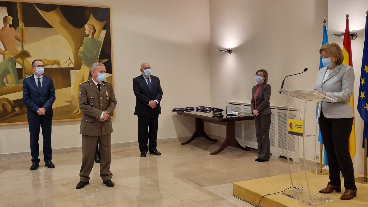 DelegGobAST's tweet photo. La delegada del Gobierno, @DeliaLosaC, ha impuesto esta mañana la Cruz de Oficial de la Orden de Isabel la Católica al capitán José Carlos López, coordinador de los rastreadores militares del Regimiento Príncipe nº3.

Más detalles👉https://t.co/dvCHpcxtdw https://t.co/L52qqv16SG