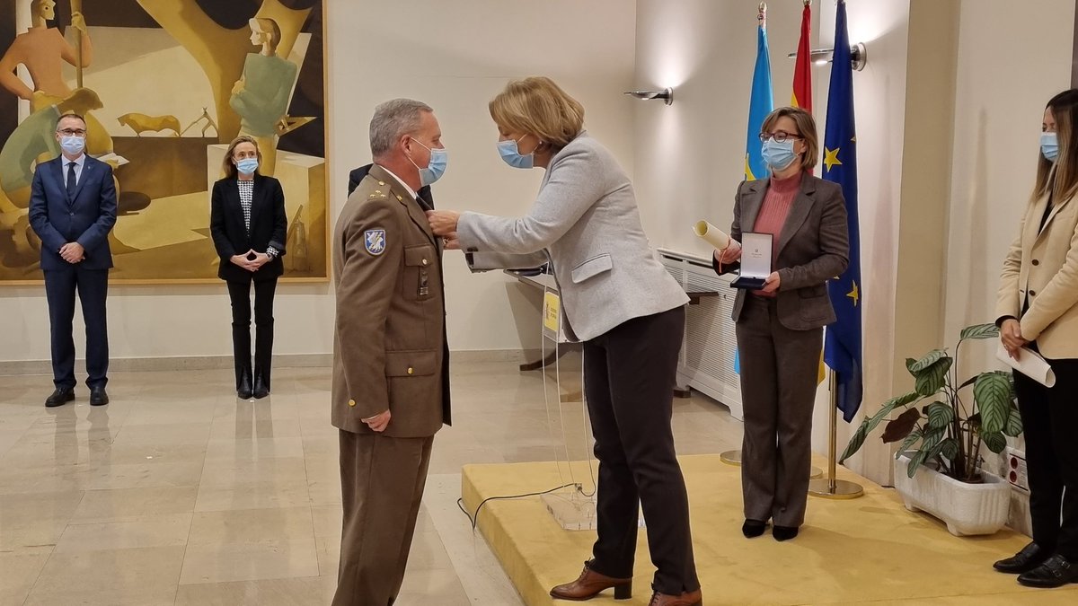 DelegGobAST's tweet photo. La delegada del Gobierno, @DeliaLosaC, ha impuesto esta mañana la Cruz de Oficial de la Orden de Isabel la Católica al capitán José Carlos López, coordinador de los rastreadores militares del Regimiento Príncipe nº3.

Más detalles👉https://t.co/dvCHpcxtdw https://t.co/L52qqv16SG