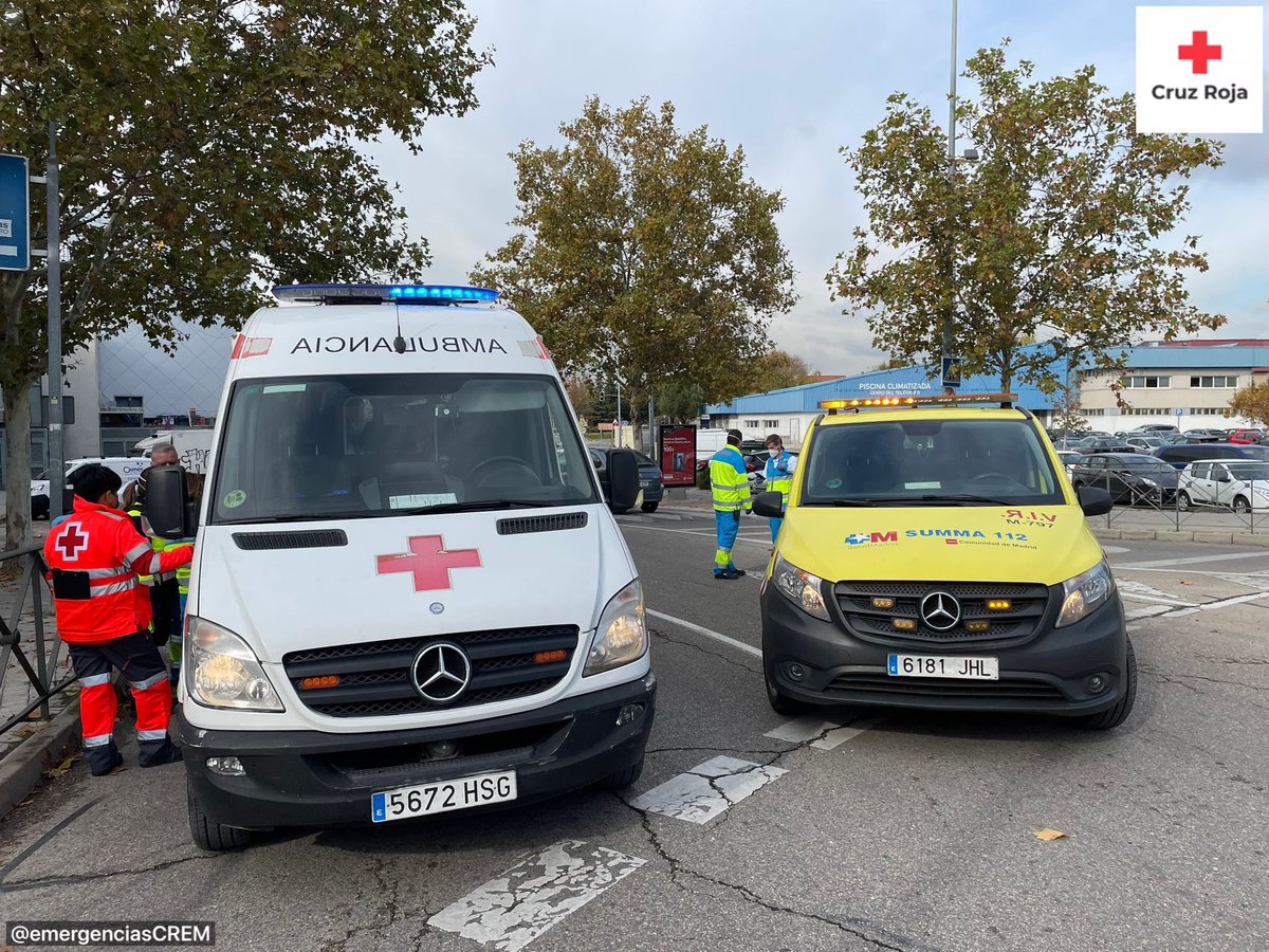 emergenciasCREM's tweet photo. #PCRRecuperada

Tras solicitud desde #SUMMA112 uno de nuestros #SVB colabora con VIR, Jefe de Guardia y Logística Asistencial del SUMMA112 en la atención de una persona en PCR en #RivasVaciamadrid.
Tras revertirla se evacua al Hospital.

#ASEM112 https://t.co/k5wNMz9hjC