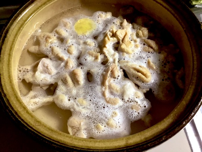 エロ同人作業燃料の作り方
モツをショウガで下茹でし、水で洗ったら塩ちゃんこ鍋の素、白菜、チンゲンサイ、豆腐、豚バラ、ニラ、セリ、ニンニク、鷹の爪を乗せて炊きます。 