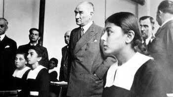 Başöğretmen Gazi Mustafa Kemal Atatürk ve sonsuzluğa uğurladığımız tüm öğretmenlerin manevi huzurunda saygı ile eğiliriz.        Bütün öğretmenlerin “Öğretmenler Günü” Kutlu Olsun 🌺
#öğretmenlergünü