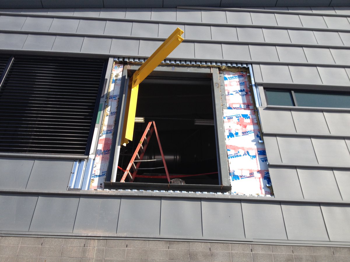 Kristian_Ltd's tweet image. Wall bracketed I-beam jib crane for our customers upper loading dock window.

#jib #jibcranes #loadingdocks #materialhandling #crane #cranes #jibcrane #ibeam #loadingandunloading #liftingequipment