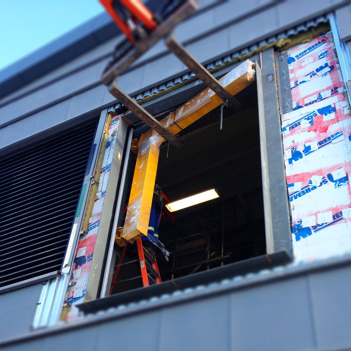 Kristian_Ltd's tweet image. Wall bracketed I-beam jib crane for our customers upper loading dock window.

#jib #jibcranes #loadingdocks #materialhandling #crane #cranes #jibcrane #ibeam #loadingandunloading #liftingequipment
