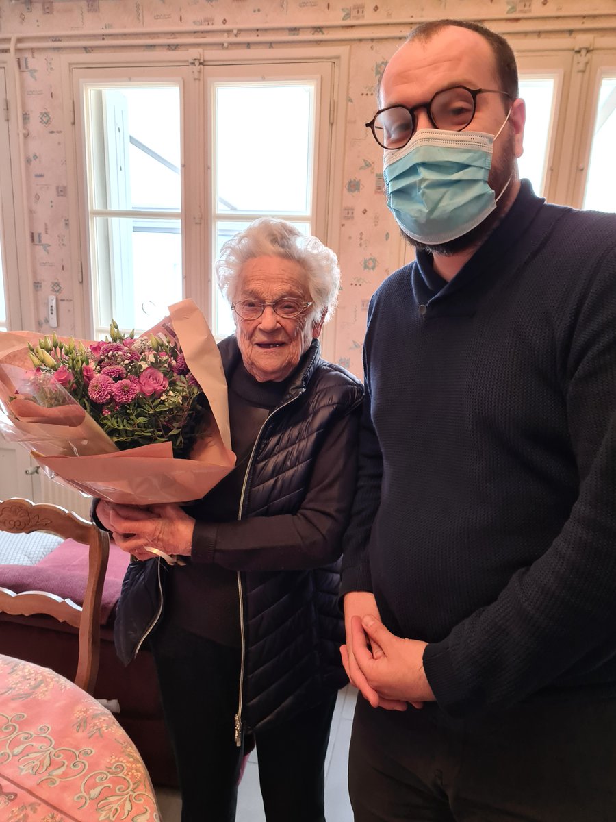 Petits-fils Tours souhaite un heureux 100éme anniversaire à Simone!